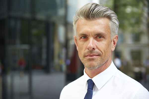 Coupes de cheveux cool pour les hommes de plus de 50 ans