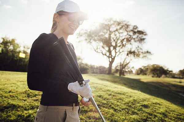 Cortando os eixos de golfe que terminam para aparar e os efeitos nos tiros