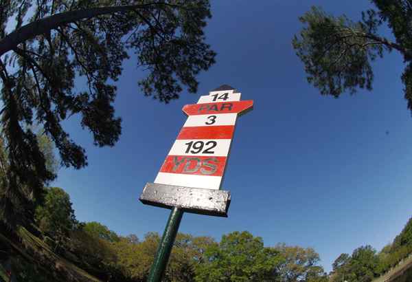 Golfplatzmarker messen in die Mitte des Grüns