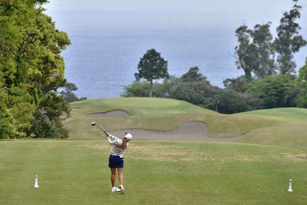 Disparos de golf que se curvan a la derecha durante el vuelo