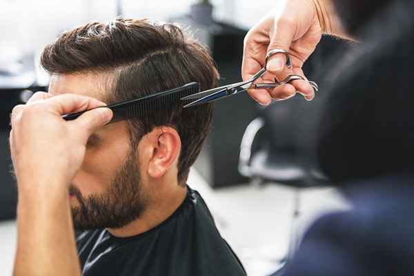 Les gars, à quelle fréquence vous devriez avoir une coupe de cheveux dépend de cela