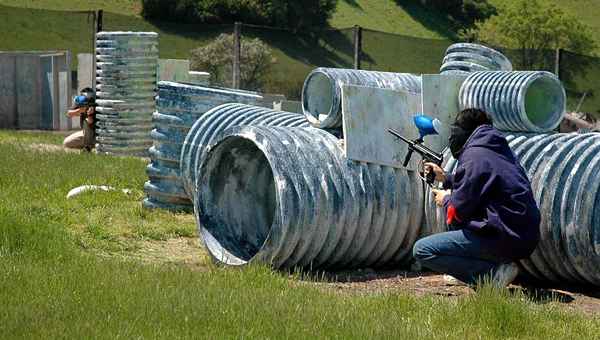 Hvor langt kan en paintball -pistol skyte?