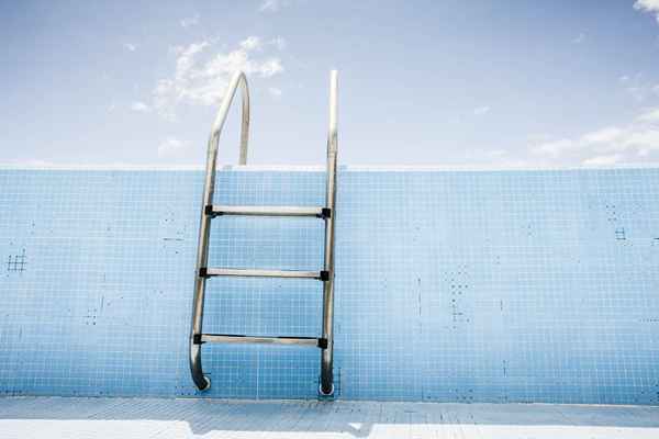 Cómo limpiar los rieles y las escaleras de la mano de la piscina