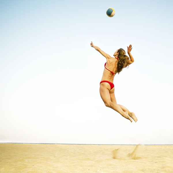 Hvordan utføre en volleyball -servering med Topspin