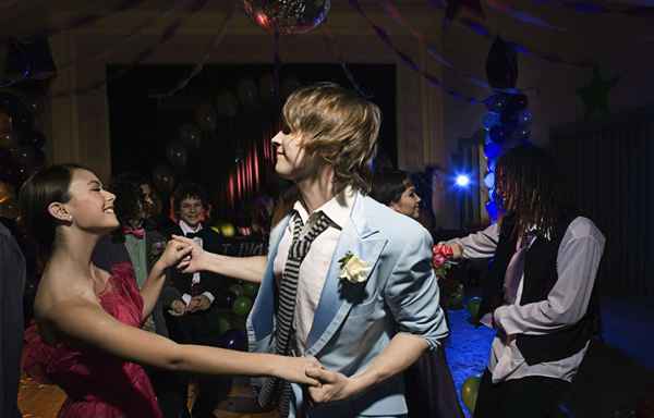 Cómo ir al baile de graduación con alguien como 'solo amigos'