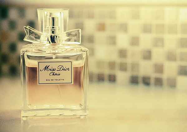 Comment faire durer votre parfum plus longtemps