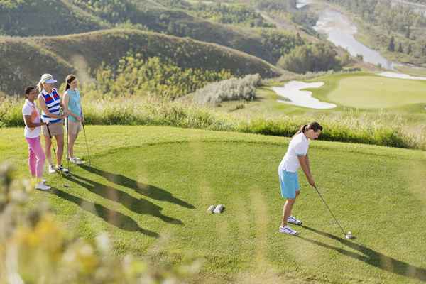 Cómo jugar el juego de golf de pelota bajo en la bola baja (y variaciones)