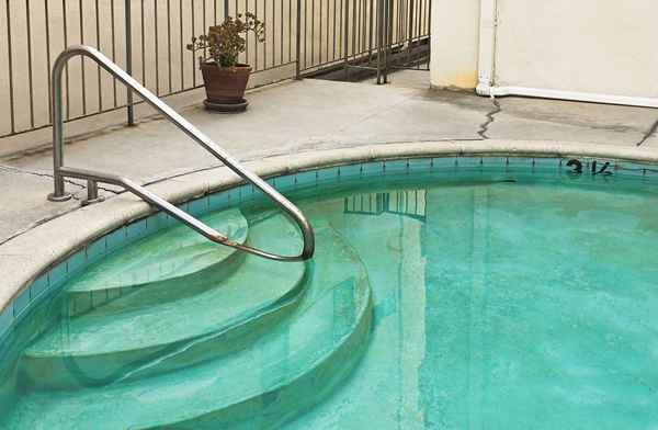 Cómo quitar las manchas de una piscina de yeso