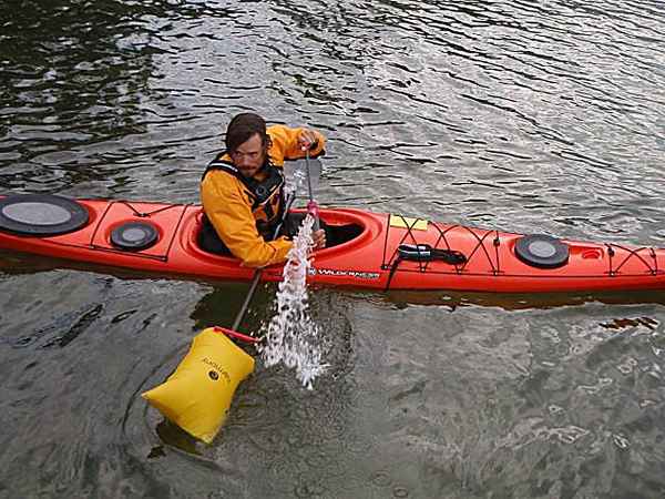 Comment utiliser une pompe à cale en canoë ou kayak