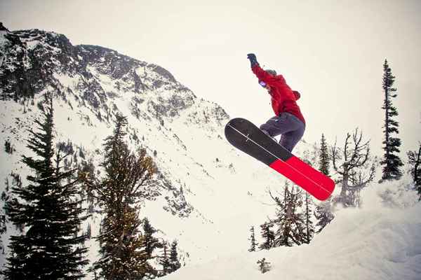 Saltando sobre las placas de snowboard