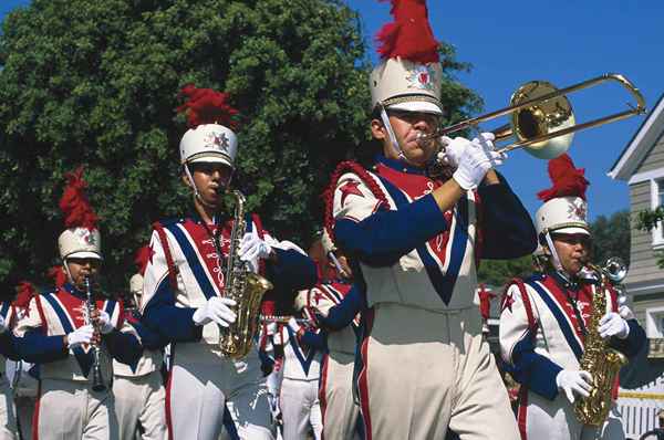 Instrumentos de banda em marcha