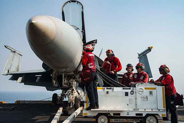 Técnico de Sistemas de Artillería de Aviación de Trabajo del Cuerpo Marino