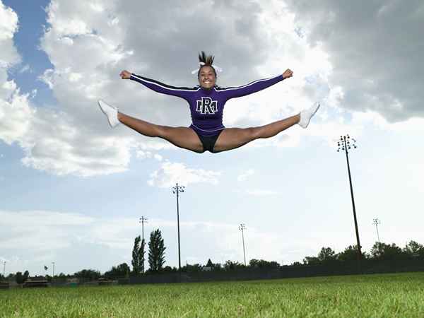 Perfectionner votre saut de touche d'orteil de cheerleading