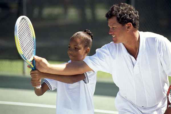 Jungen Anfängern Tennis unterrichten