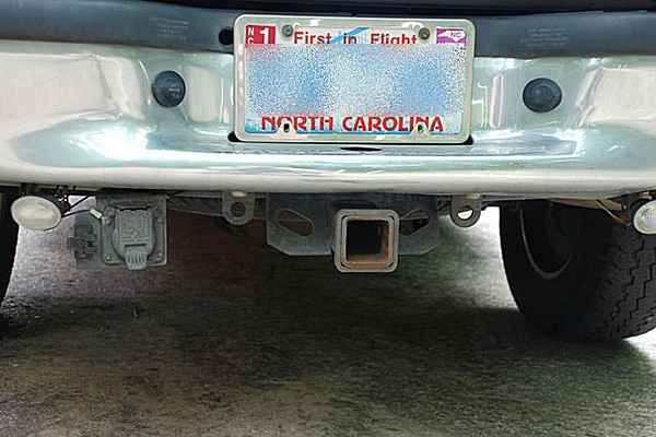 Trailer hitch deler