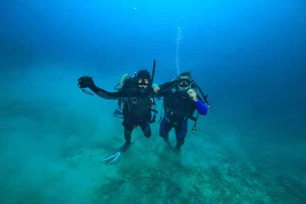 Comprender los procedimientos de ascenso de emergencia de PADI