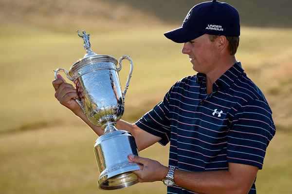 US Open Trophy to, co nazywa, ile ma lat, czy Champ go trzyma?