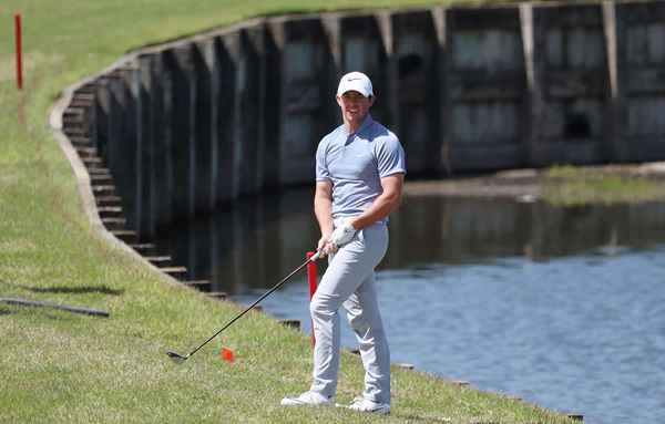 Was bedeuten rote Pfähle oder rote Linien auf einem Golfplatz??