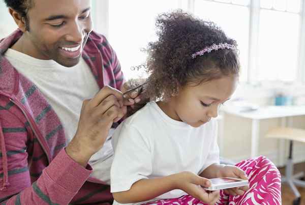 Quando posso usar um relaxador de cabelo para crianças no meu filho?