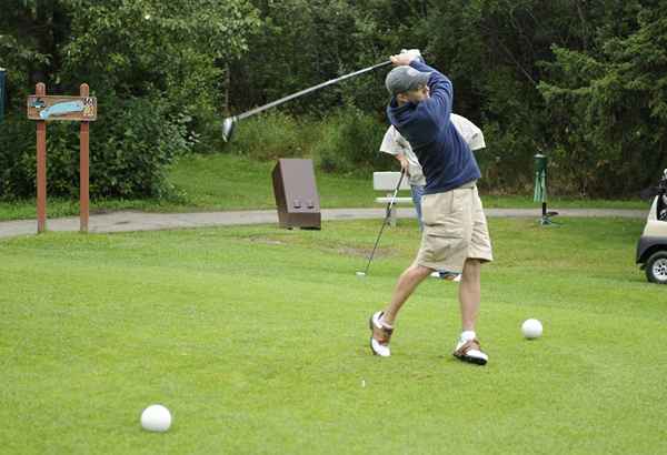 Weiße T -Shirts auf dem Golfplatz und wer sollte sie spielen sollten