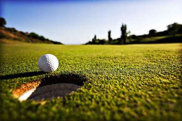 Por que o buraco do golfe é tamanho 4.25 polegadas de diâmetro?