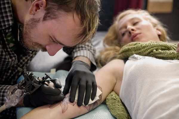 Por qué los menores no deberían hacerse tatuajes o piercings