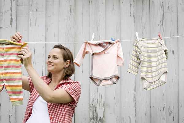 Por que devemos sempre pré-lavar roupas de bebê recém-nascidas